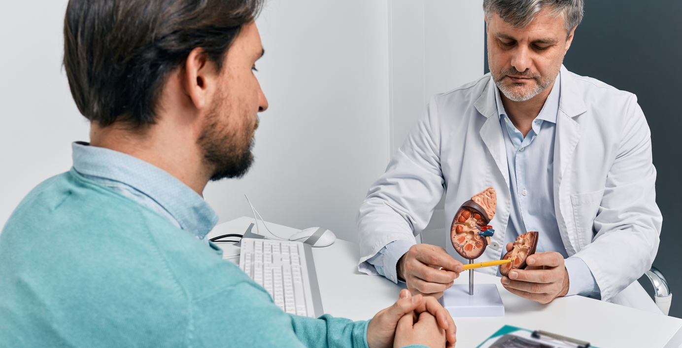 Ein Patient unterhält sich mit seinem Urologen.