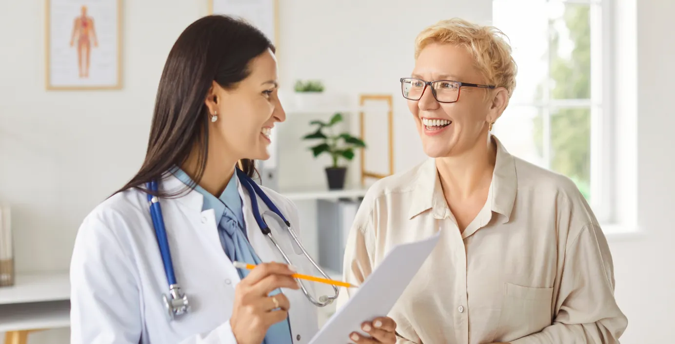 Eine Patientin spricht mit der Chefärztin.