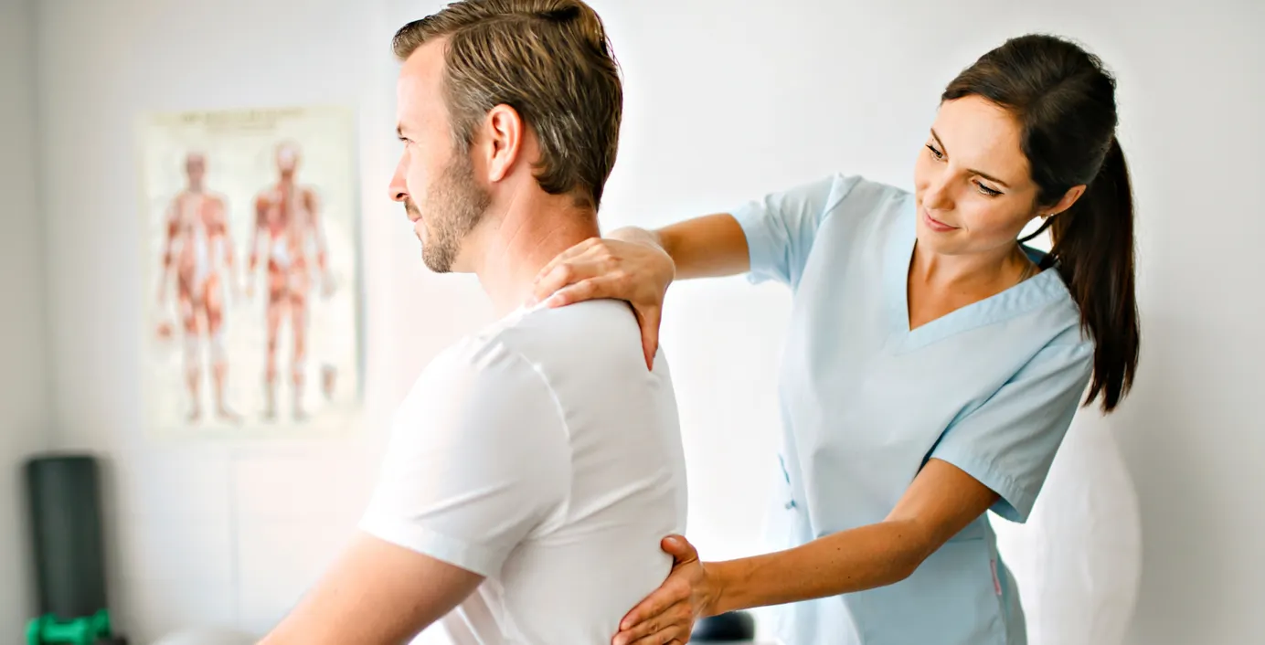 Eine Ärztin führt eine ambulante Untersuchung an einem Privatpatienten durch.