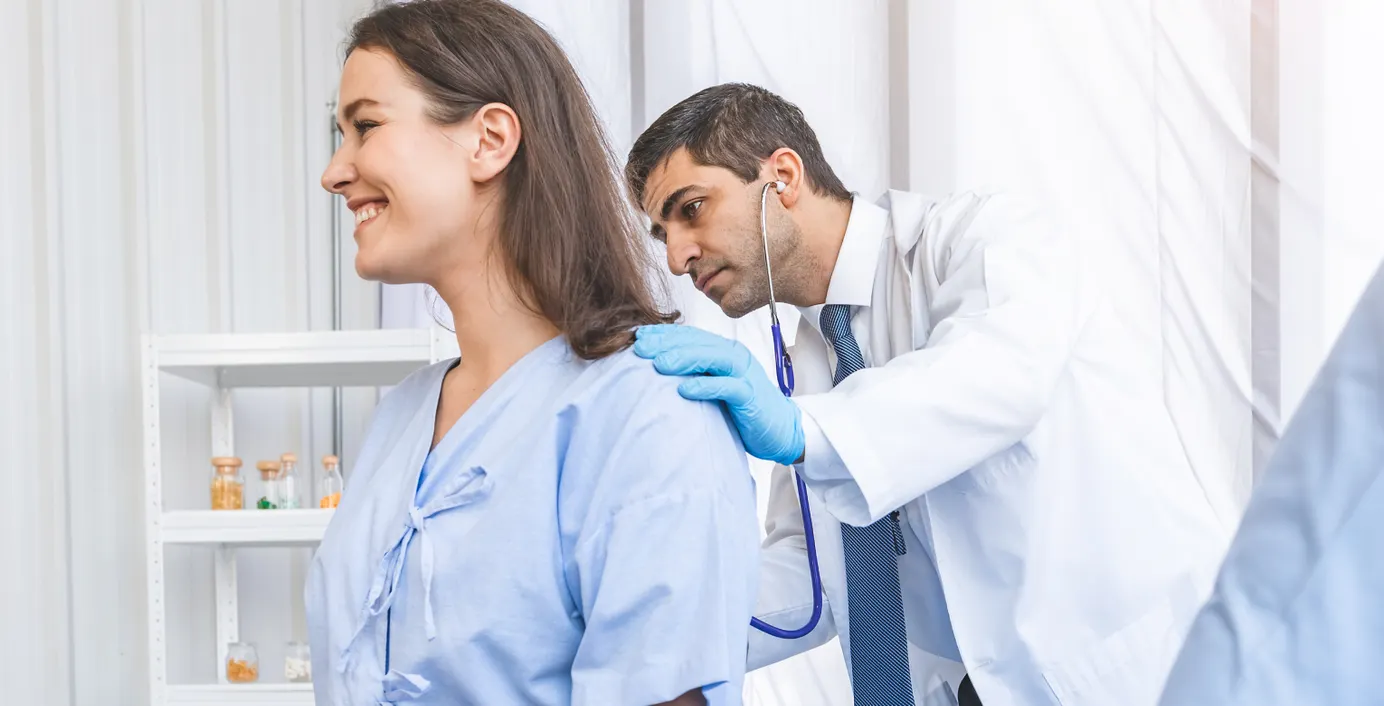 Eine Patientin, die sich einer Vorsorgeuntersuchung unterzieht.