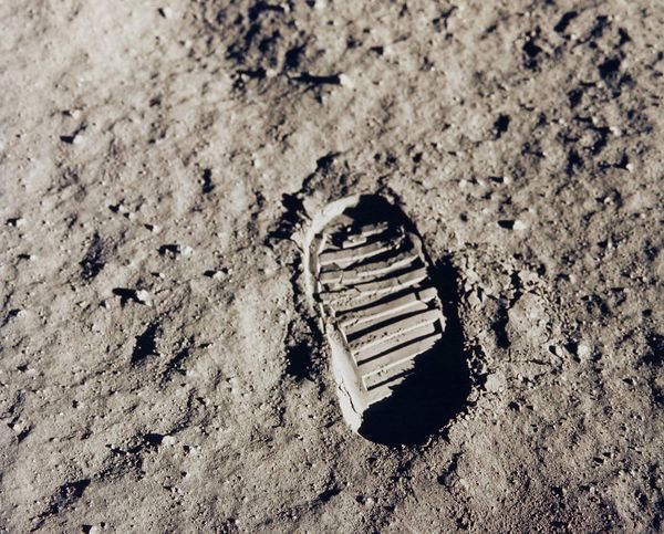Astronauts end up on the moon