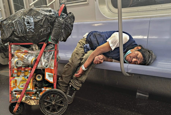 Opus nr. 642 - Cum mori pe stradǎ în limbi strǎine - diferența dintre sǎracul român şi homeless-ul occidental e ipocrizia fain împachetatǎ. O poveste tristǎ de iubire. Musk are 10 000 de lasere în cer