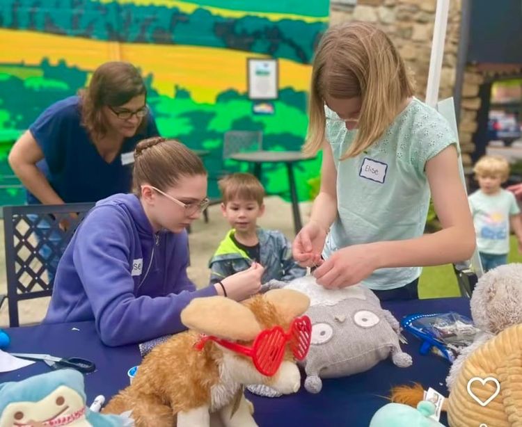 F.C. Bulletin: Comunidad; Meridian, West Falls Ribbon Cuttings; Citizens for a Better City, League of Women Voters; Teddy Bear Clinic