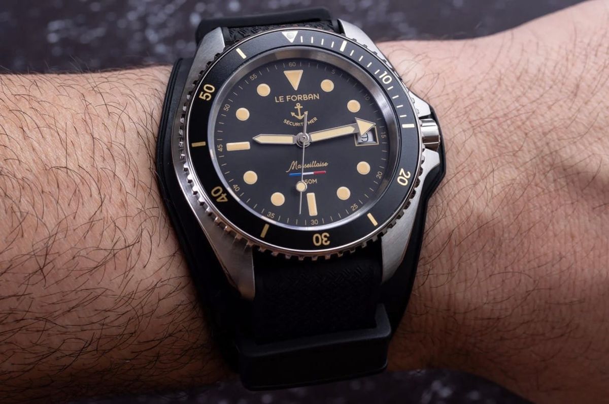 Le Forban Sécurité Mer Marseillaise Watch Review: A Retro Diver Remake Gets The First Rubber Bund Strap