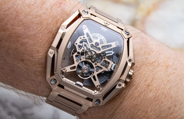 Golden Warmth Meets Futuristic Style in the CIGA Design Hunter Vintage Watch