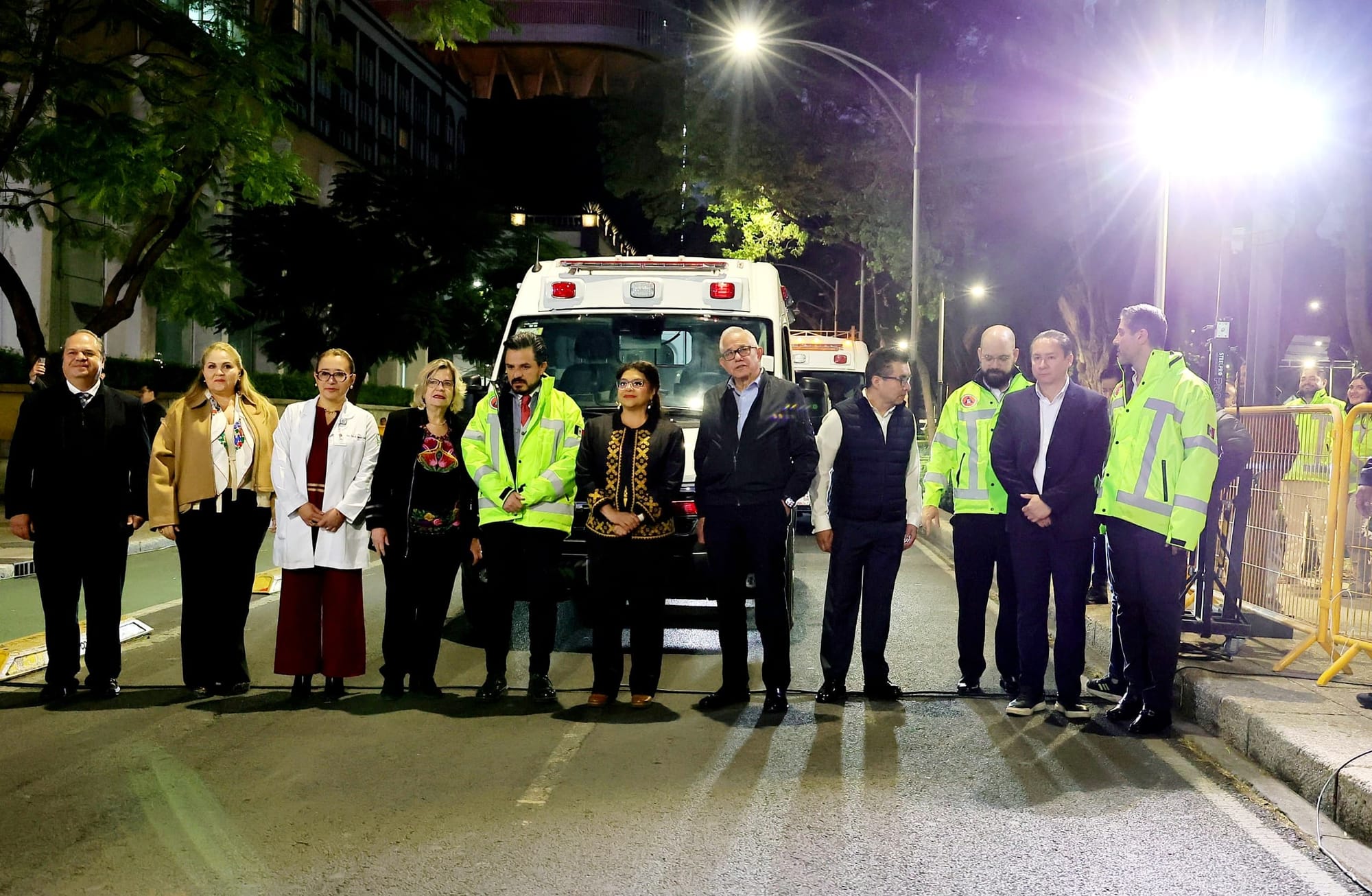Entregan ambulancias en la CDMX.