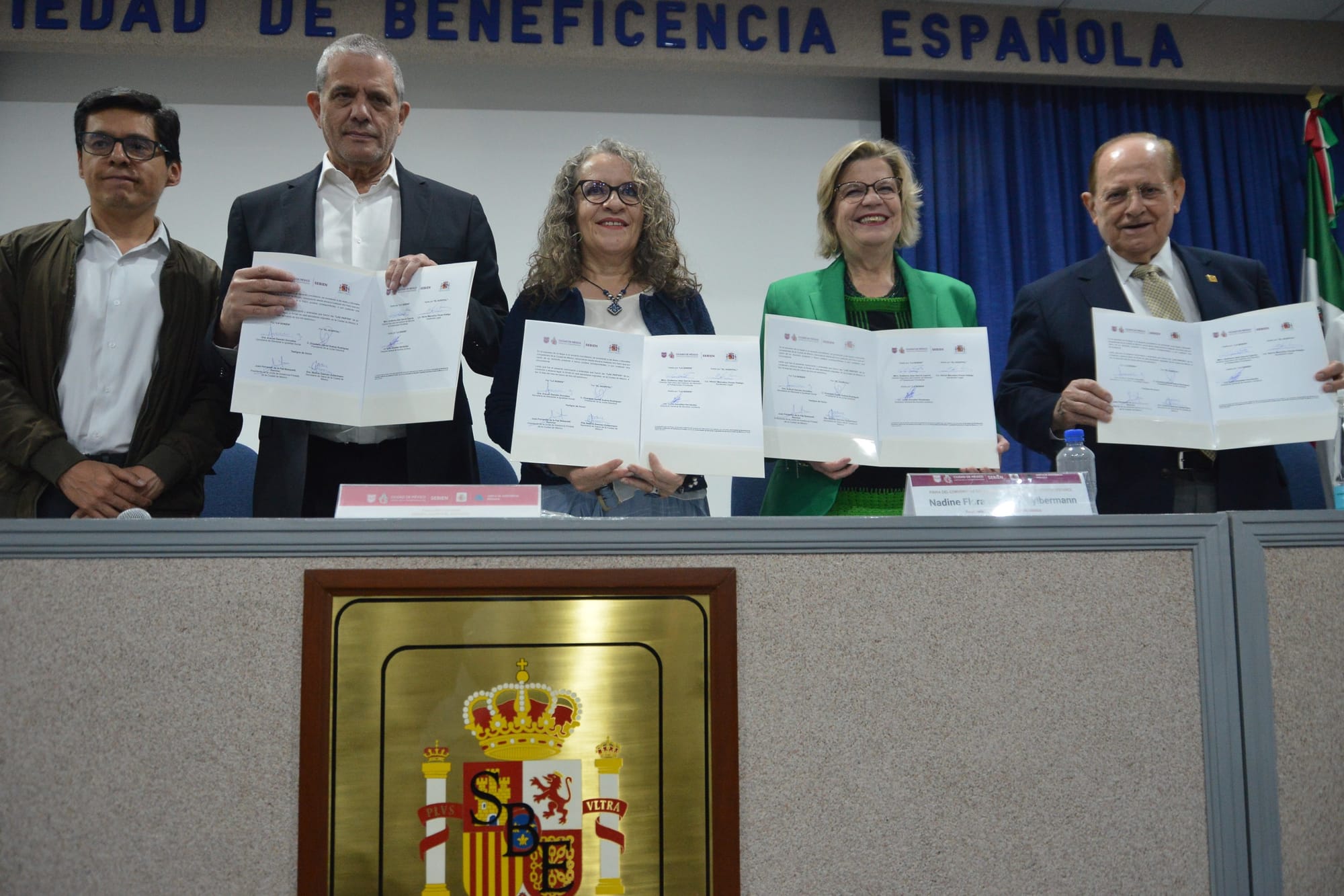 Firma de convenio.