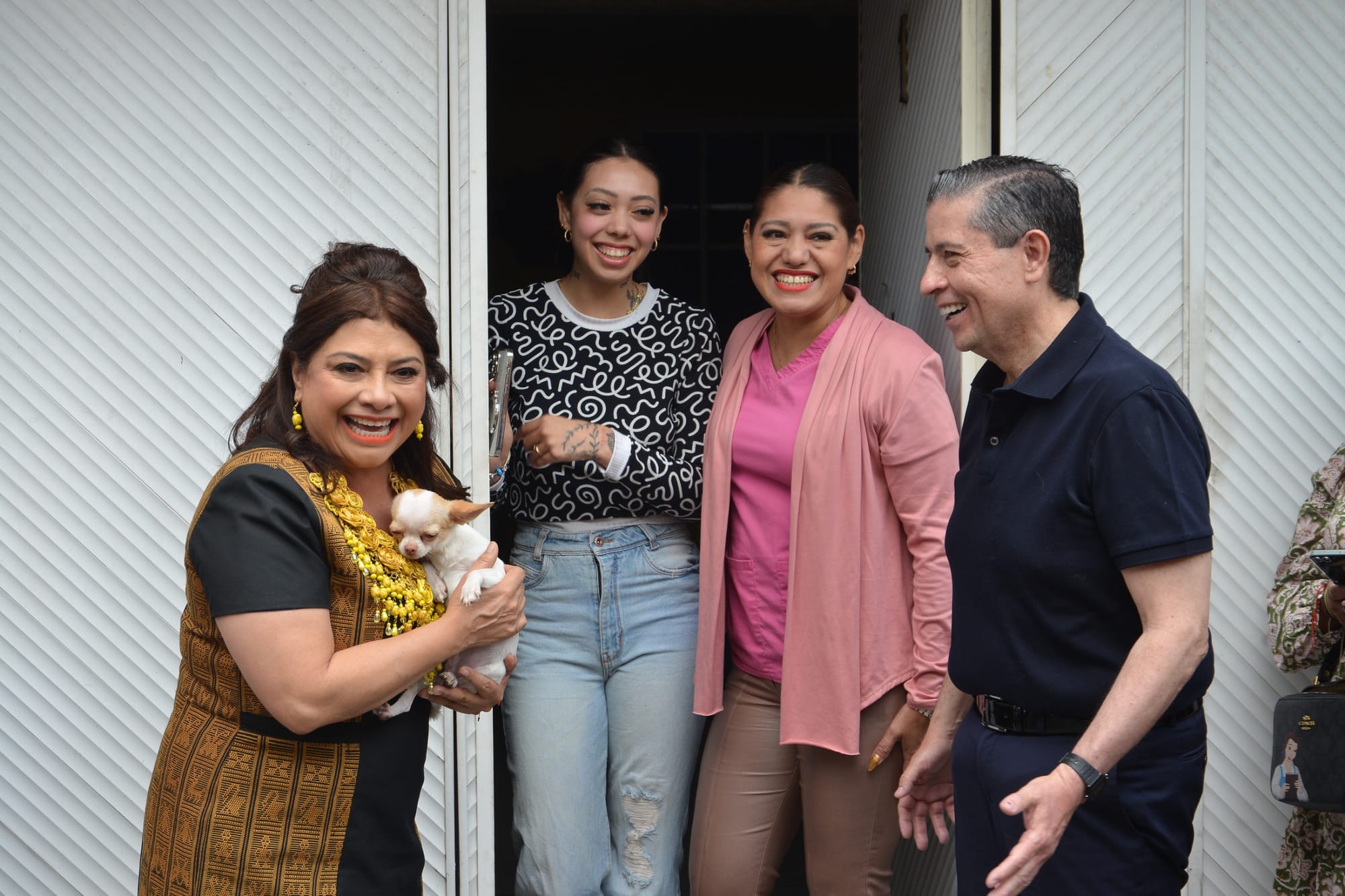 Clara Brugada visita Casa por Casa.