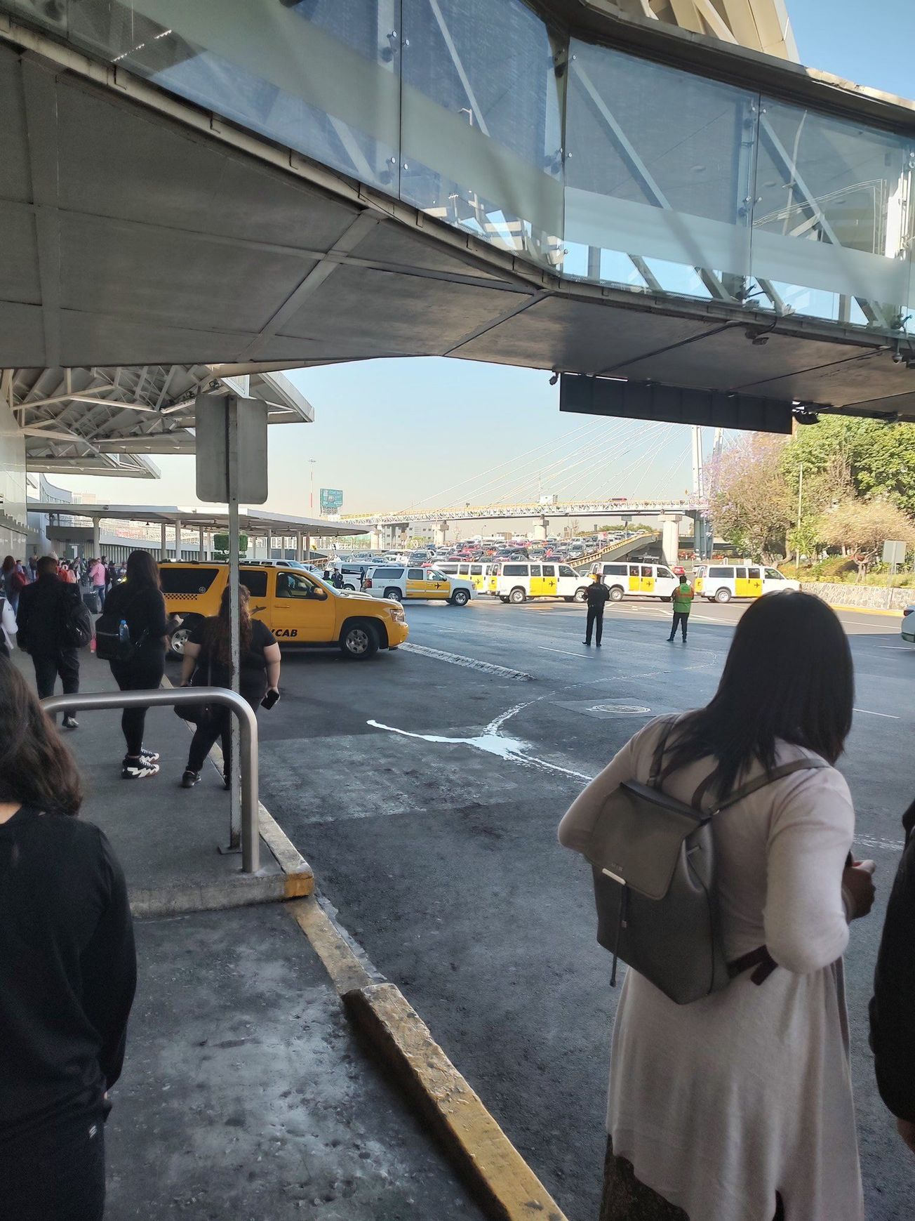 Taxistas bloquean terminal 1 del Aeropuerto Internacional de la Ciudad de México.