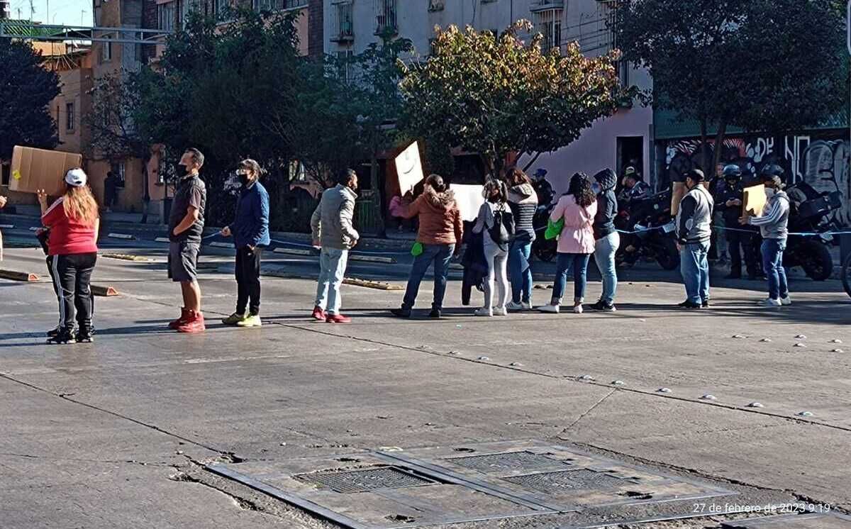 Padres de familia bloquean avenida Guerrero en la alcaldía Cuauhtémoc.