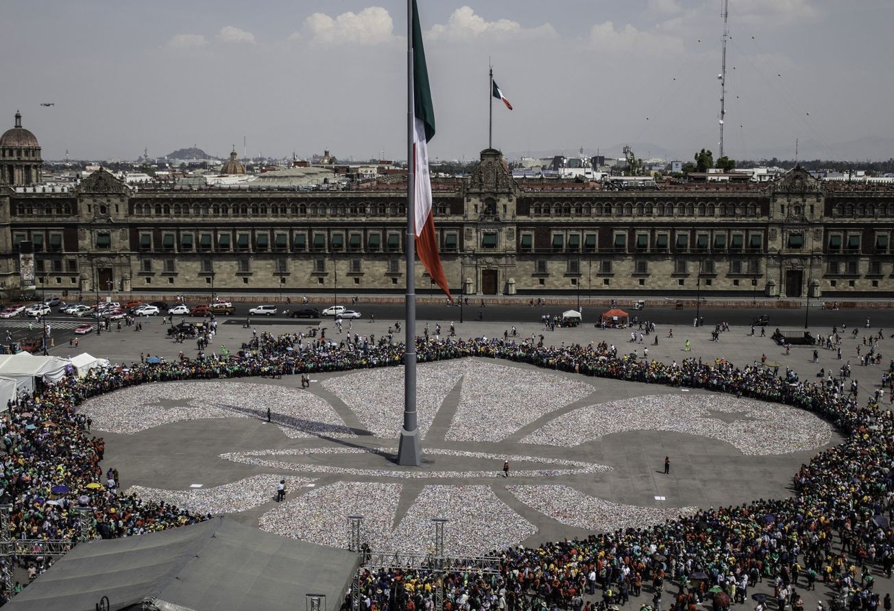 cdmx forman flor de lis con mas de un millon de latas en el zocalo