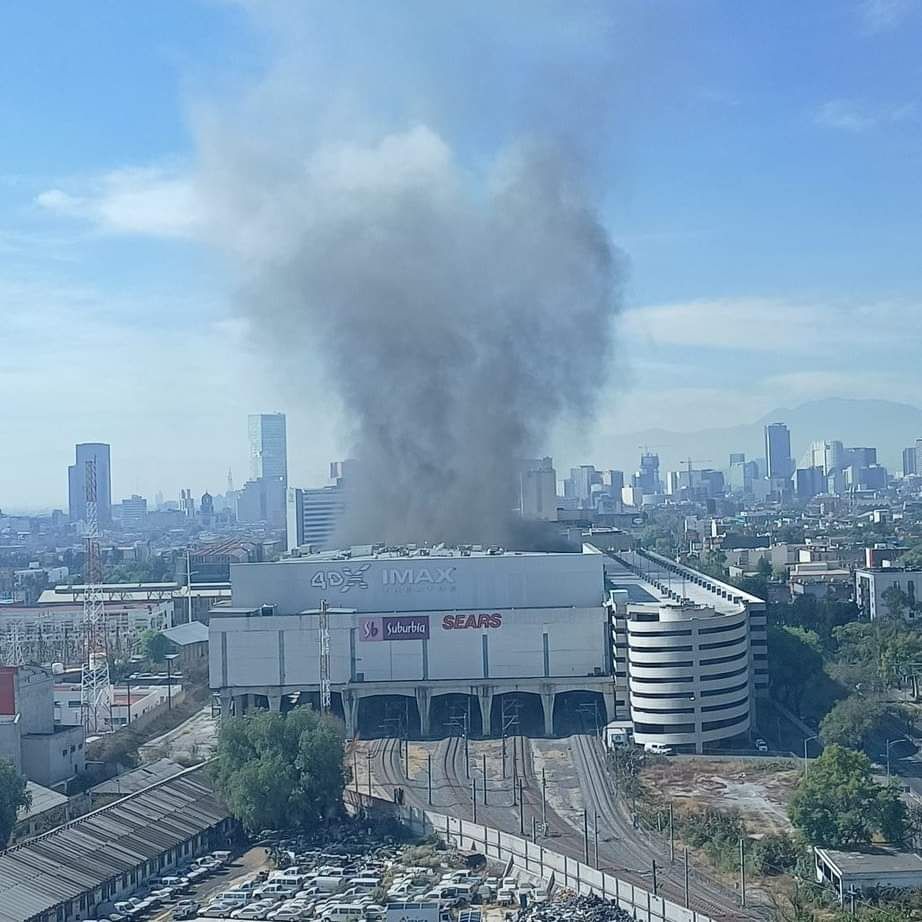 incendio en plaza dejo dos intoxicados