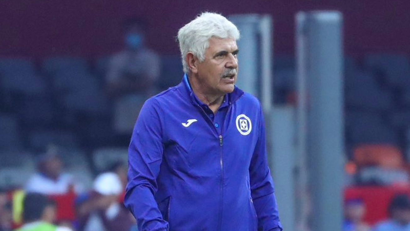 Multan a Ricardo Ferreti por no respetar ley antitabaco en CDMX