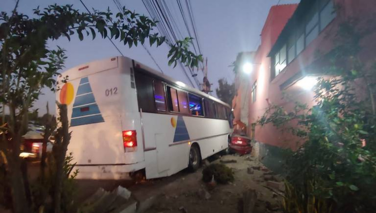 Autobús choca contra una casa en la México - Pachuca