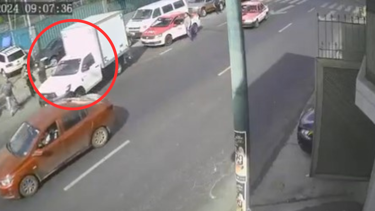 Video: Camioneta embiste a motociclista en la Cdmx