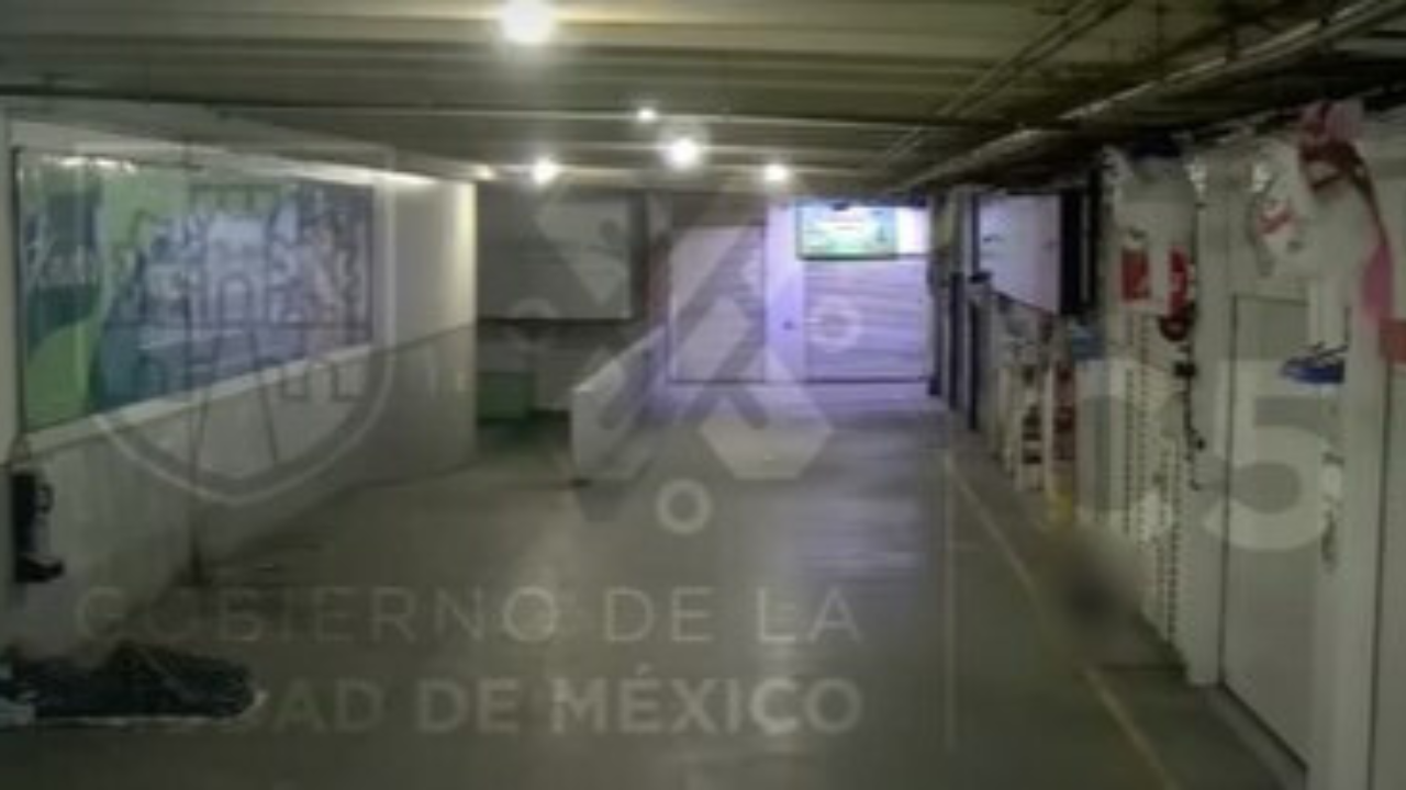 VIDEO | Indigente, arropa y cuida a bebé perdido en la Central de Abastos