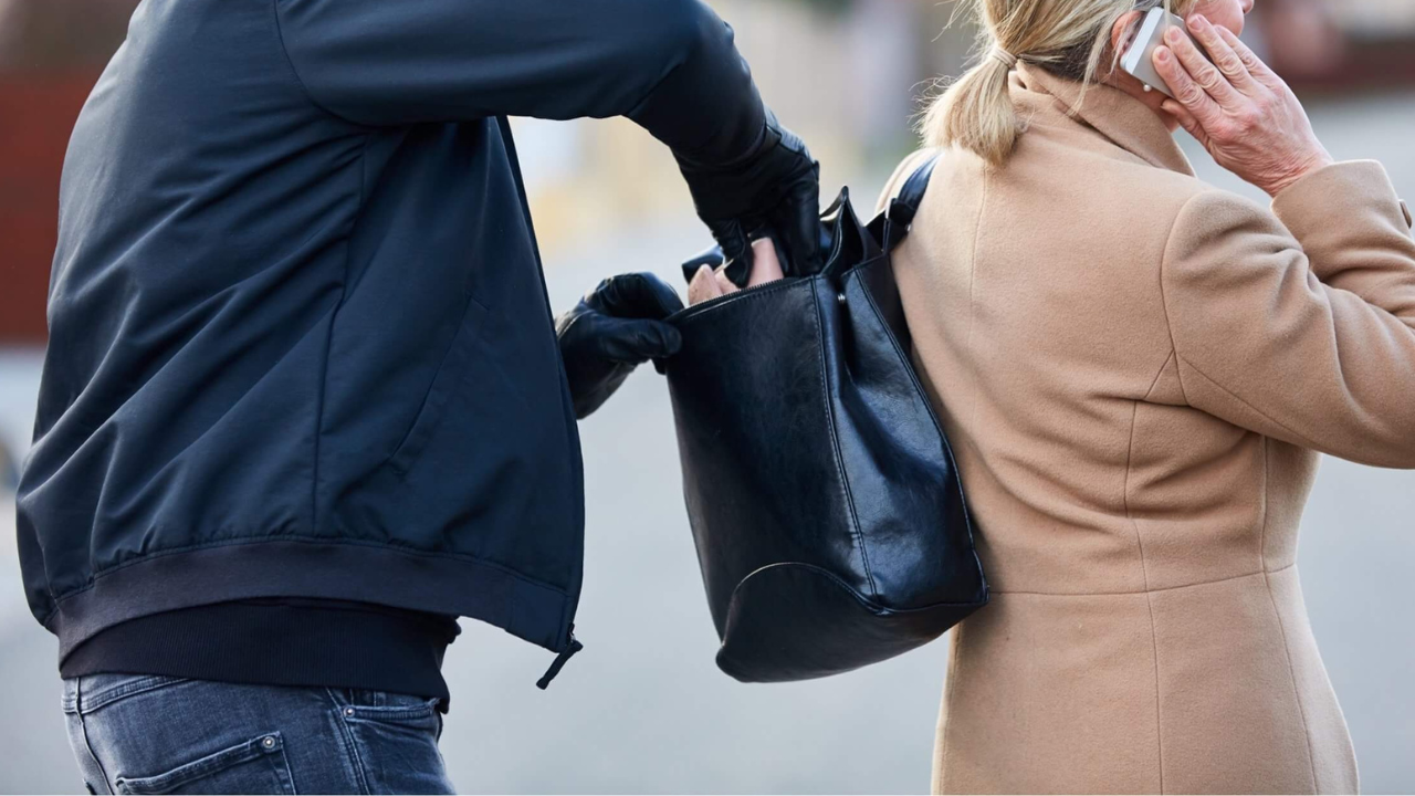 Le roban monedero y tarjetas a adulta mayor en Iztapalapa