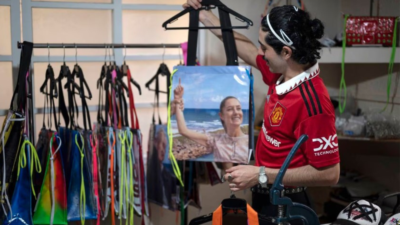 ¡Esto es moda! Diseñador crea bolsas con propaganda electoral mexicana