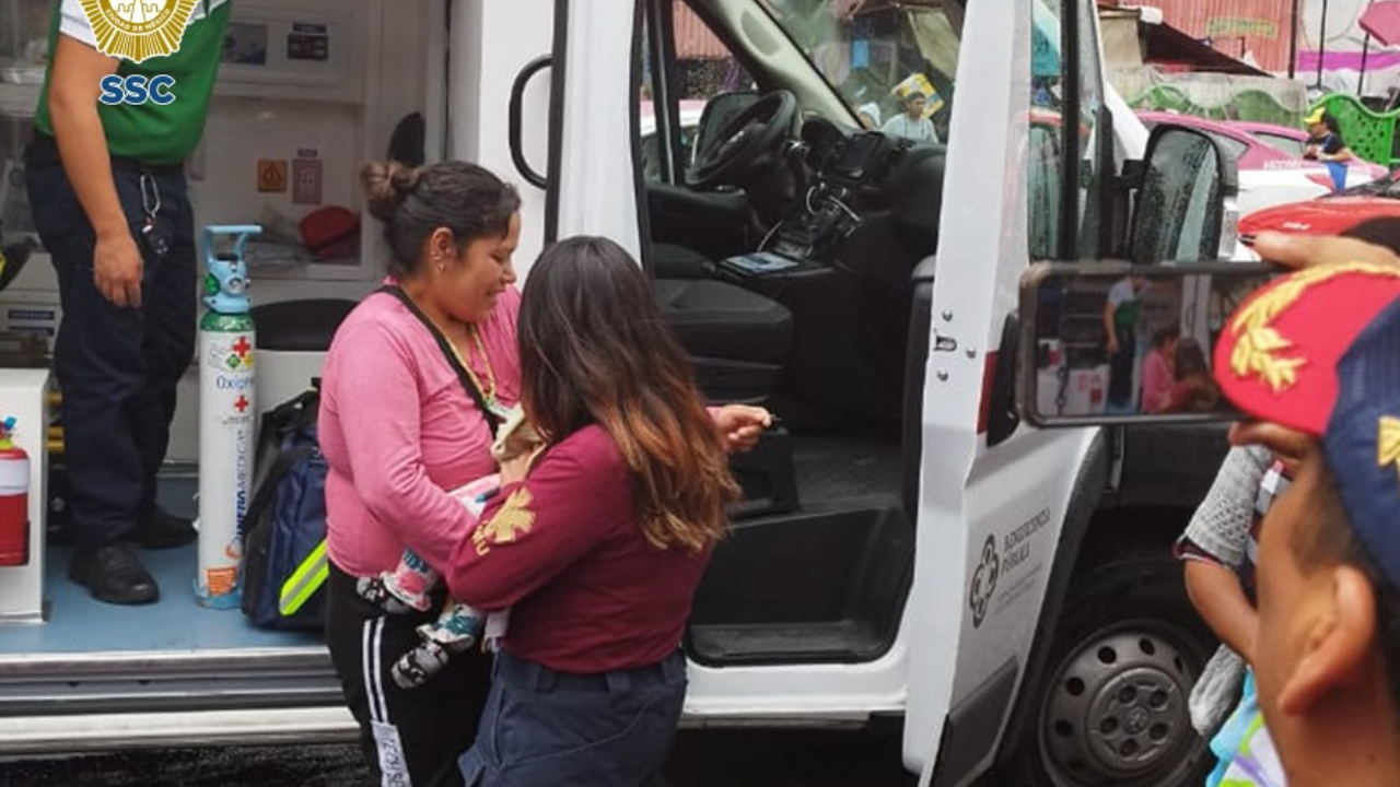 Video | Policías salvan a bebé de 6 meses que se asfixiaba en el metro
