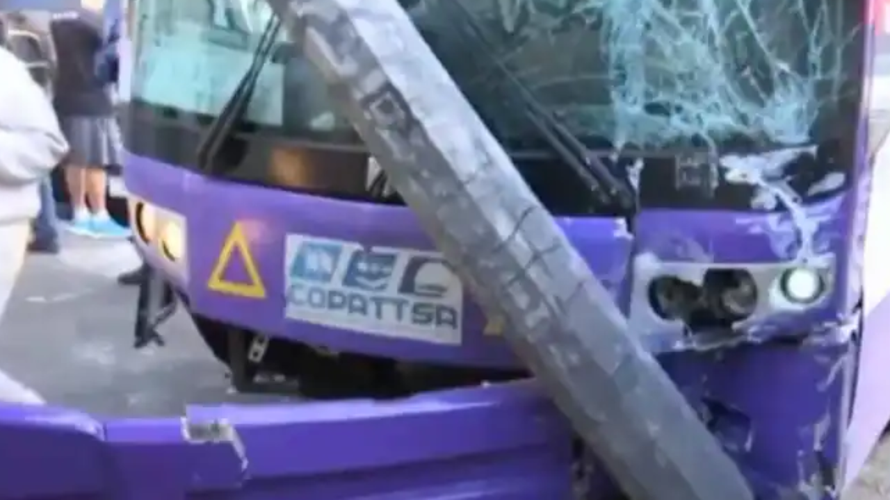 Choca tráiler contra un autobús; hay 12 lesionados