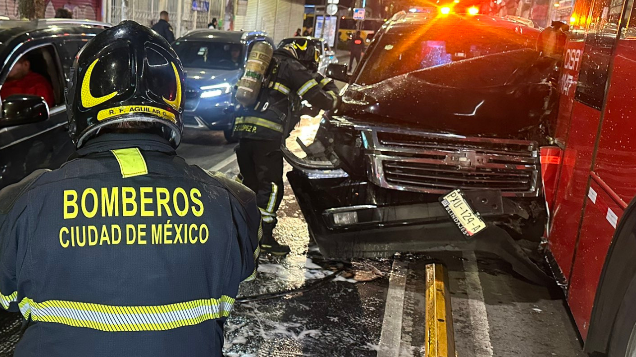 Fuerte choque entre camioneta y Metrobús deja sin servicio a estación Durango en la Cdmx