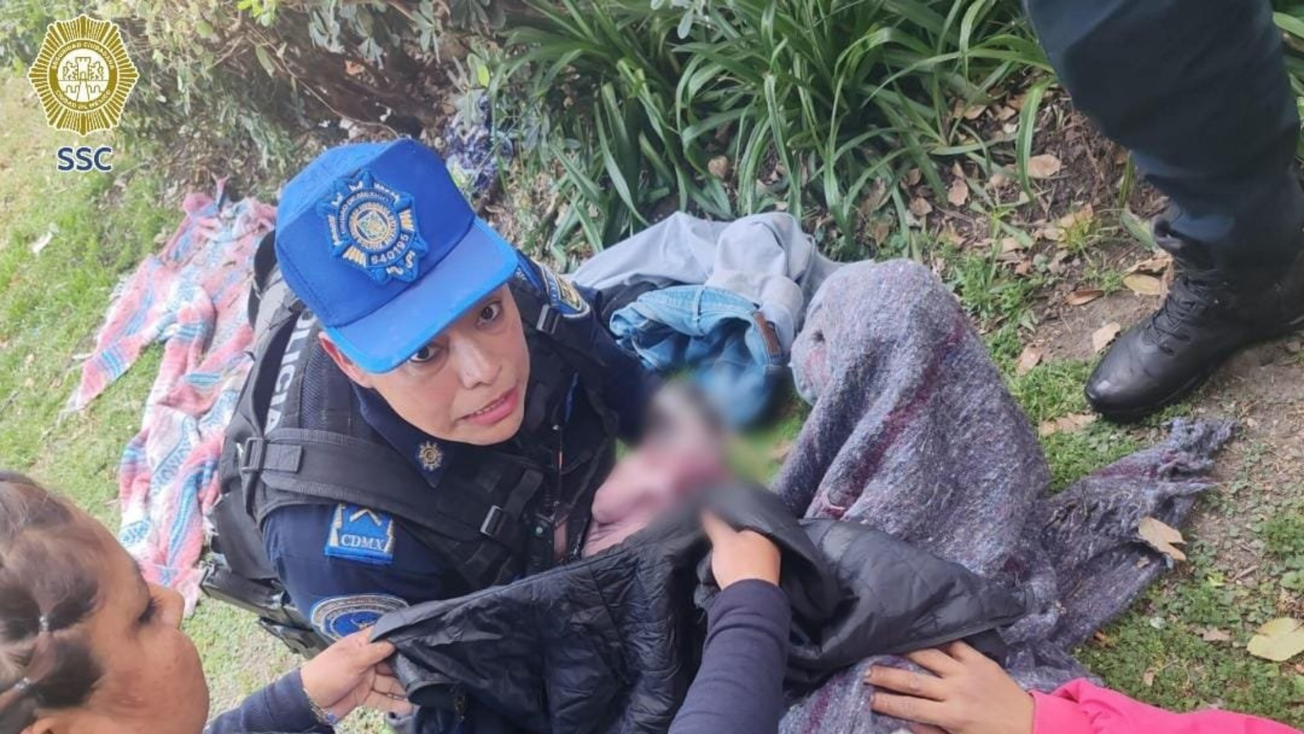 Mujer da a luz en pleno parque de la alcaldía Cuauhtémoc, policías la auxiliaron