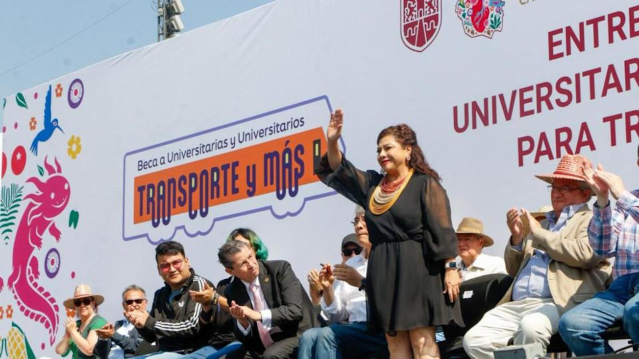 Entrega Clara Brugada becas de mil 500 pesos a estudiantes de CDMX