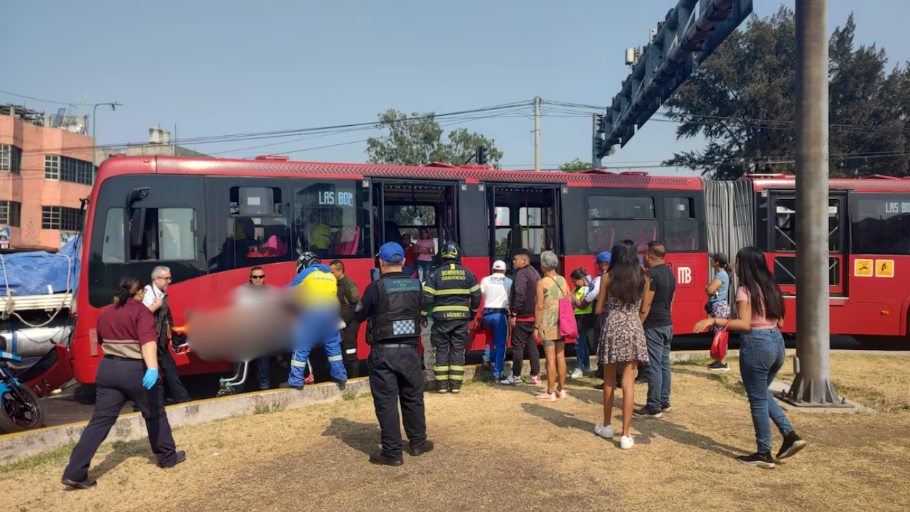 Metrobús atropella a madre e hijo.