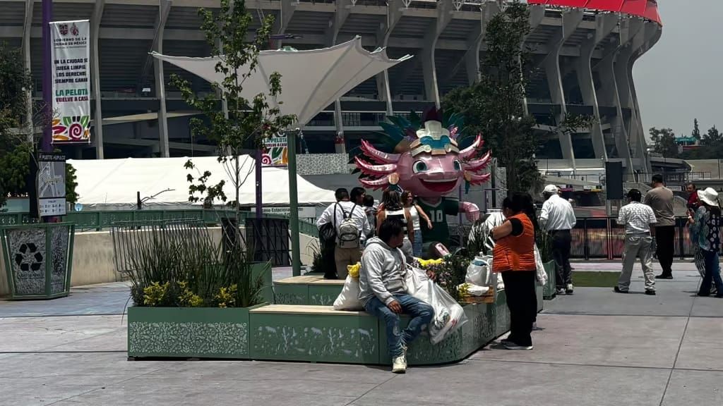 Retiran figura del "Ajologol" del Estadio Azteca tras polémica con la FIFA