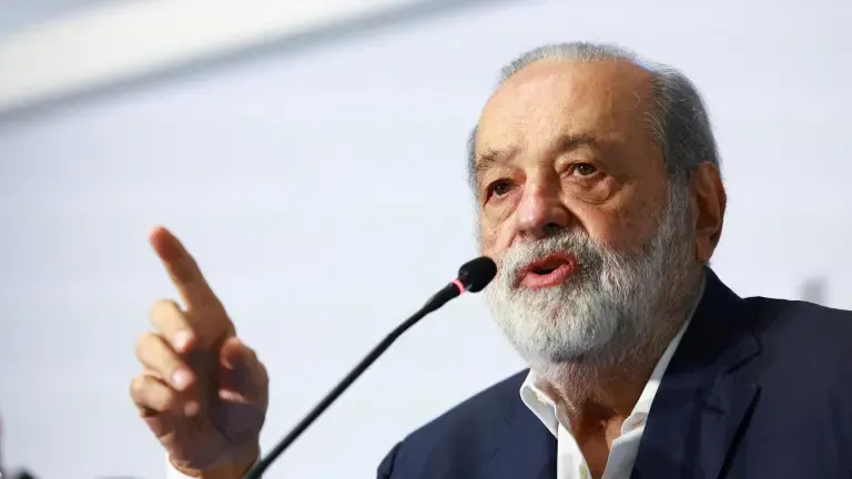 Slim pide revisar registro de líneas celulares en México por esta razón