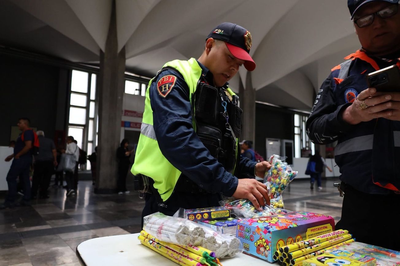 Decomisan casi media tonelada de pirotecnia en el Metro de la CDMX