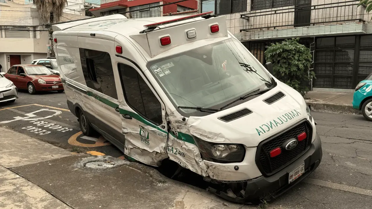 Lo que sabemos del conductor de ambulancia del IMSS que dejó un lesionado en CDMX
