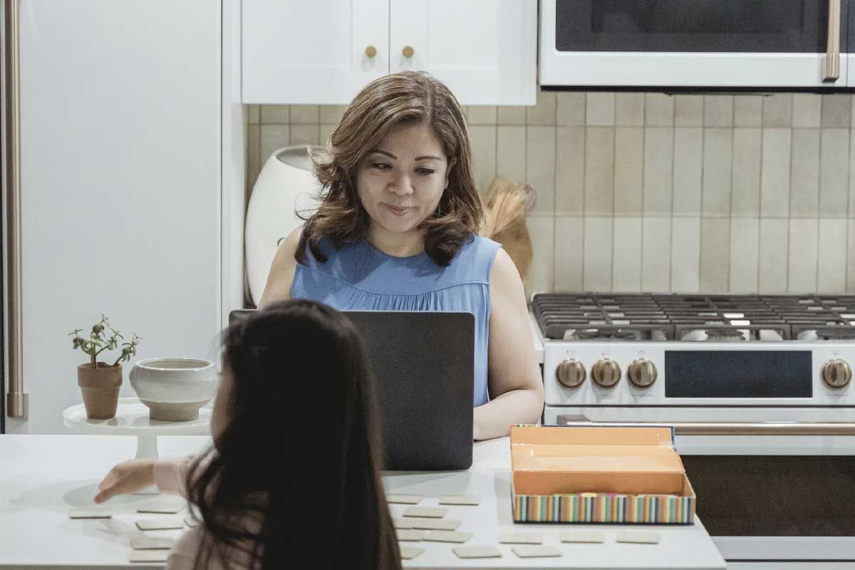Startups EdTech que impulsan el desarrollo profesional de mamás trabajadoras