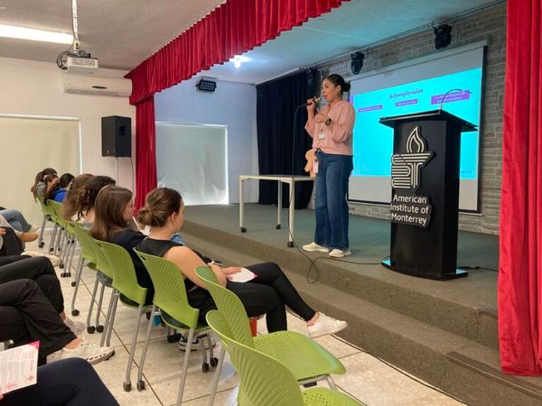 El American Institute of Monterrey se une a la Cruz Rosa para crear conciencia  sobre el Cáncer de Mama entre las adolescentes