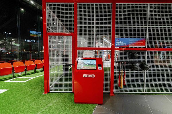 Conoce los beneficios de agregar un simulador de béisbol Strikezon a tu negocio