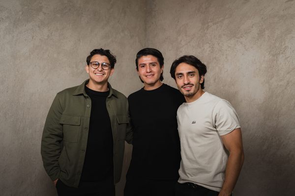 Bullground presenta WiMA, la primera IA financiera para inversionistas de habla hispana.