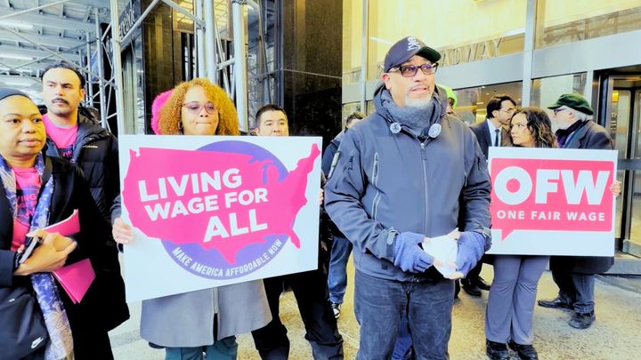 ¿Dignidad o Renta?": Trabajadores en NY exigen aumento a $30 la hora