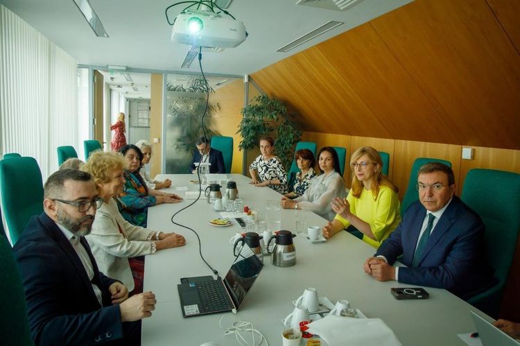 European Commissioner Ekaterina Zaharieva at a roundtable with Helena Bioinformatics, CellGenetics and Bulgarian Academy of Sciences representatives.