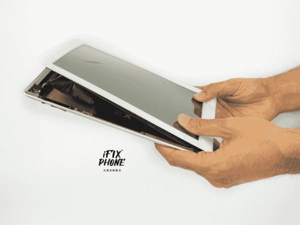 iPad 電池膨脹導致螢幕撐開與機身分離的危險跡象特寫