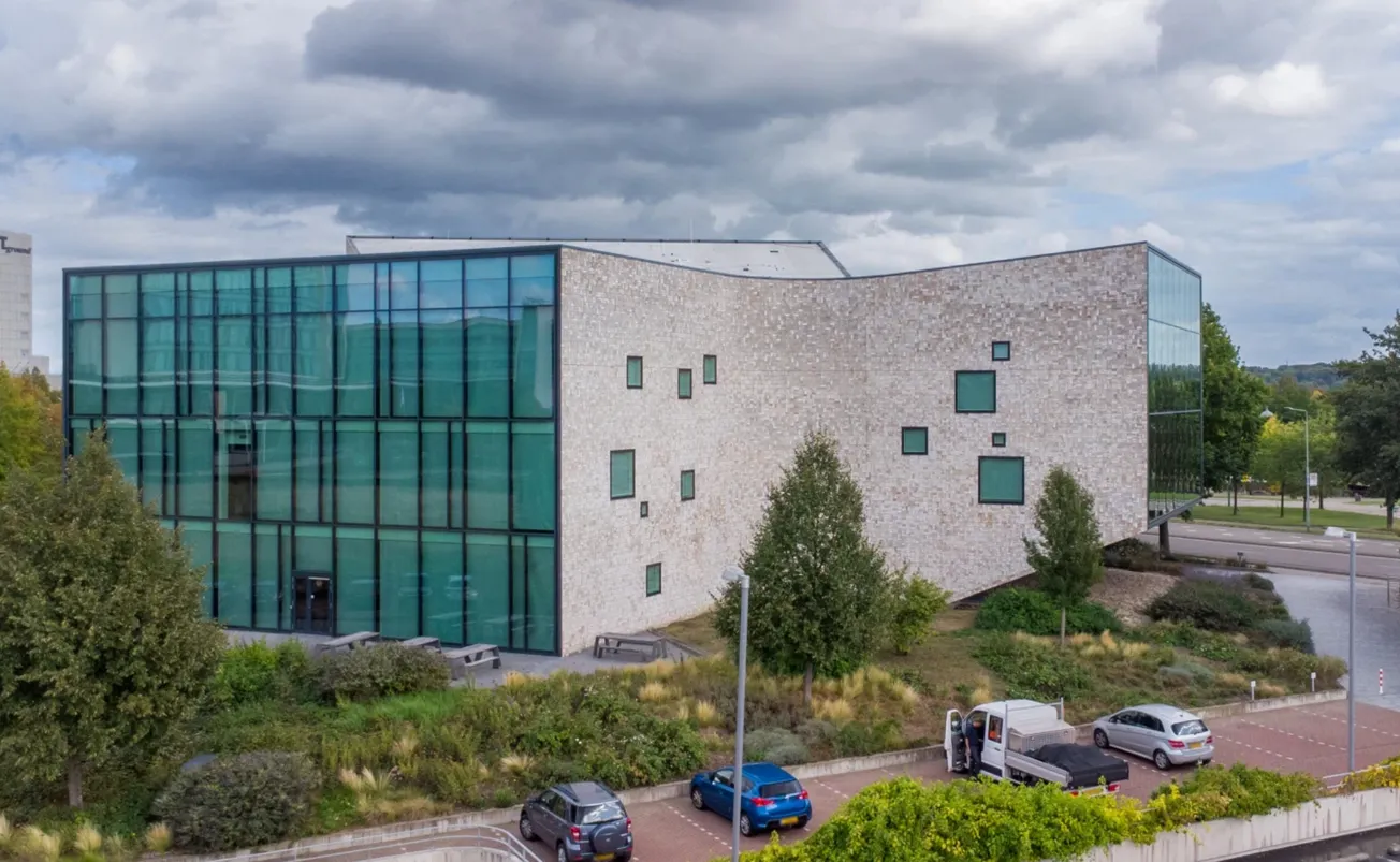 Rabobank stoot hoofdkantoor  Sittard met fors verlies af