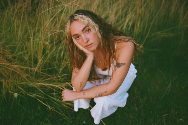néomi sitting in lush gras