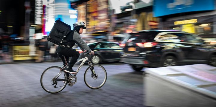 Rychlé doručení vs. cena: Kdy se vyplatí expresní doprava