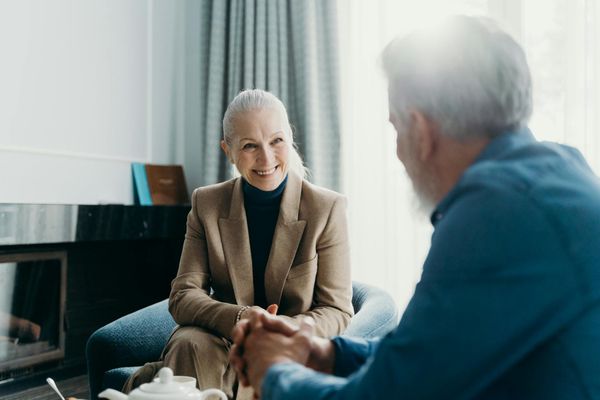 Senior couple in cheerful conversation — active longevity and brain-healthy social engagement