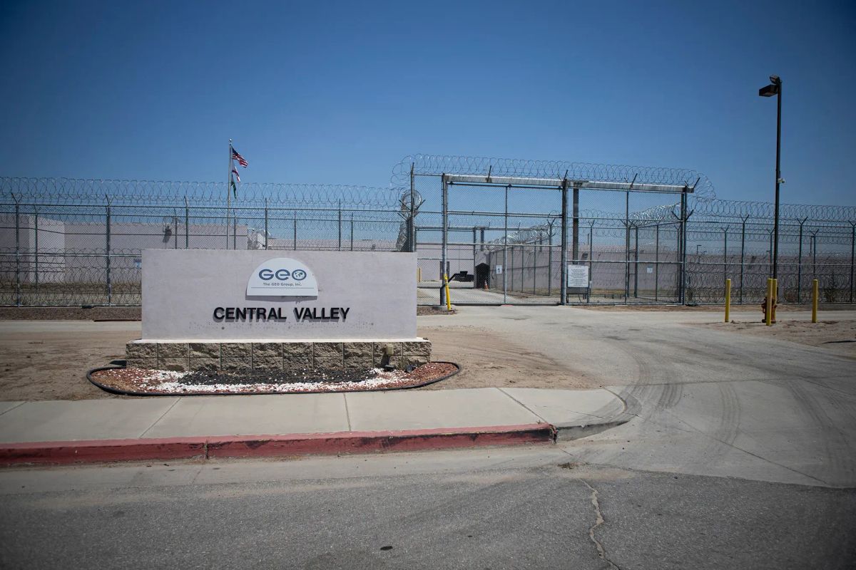 The outside of a prison with razor wire, tall fencing and aisng that says GEO Central Valley