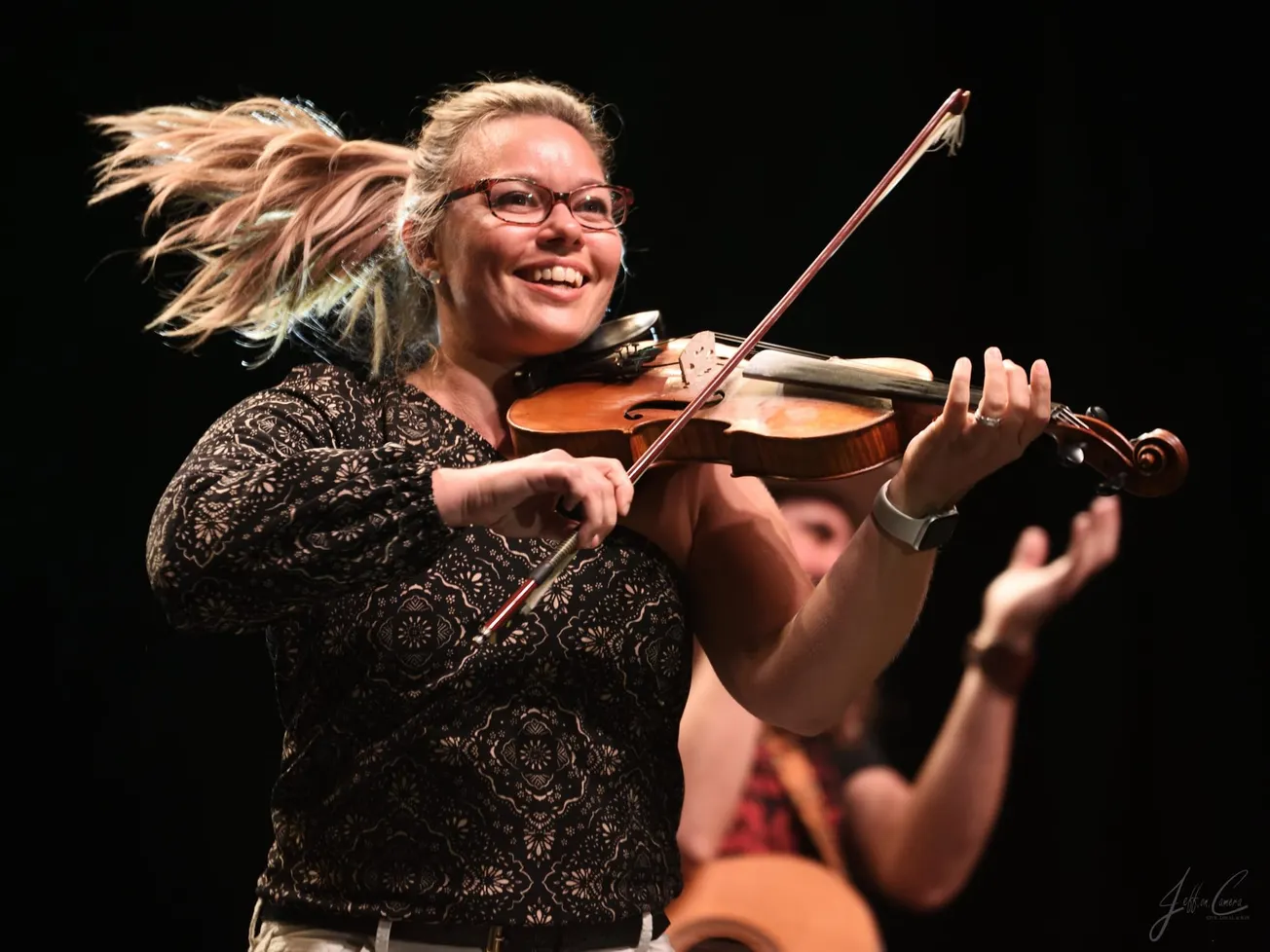 Fiddling sensation Cynthia MacLeod, guitarist Gordon Belsher in concert in Winchester