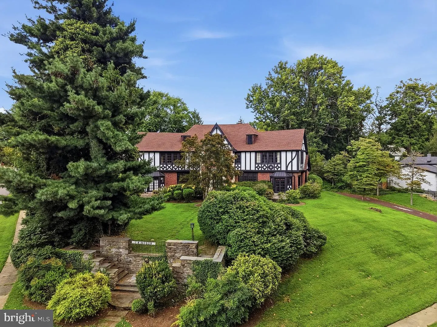 7 Windsor Ave's large front garden