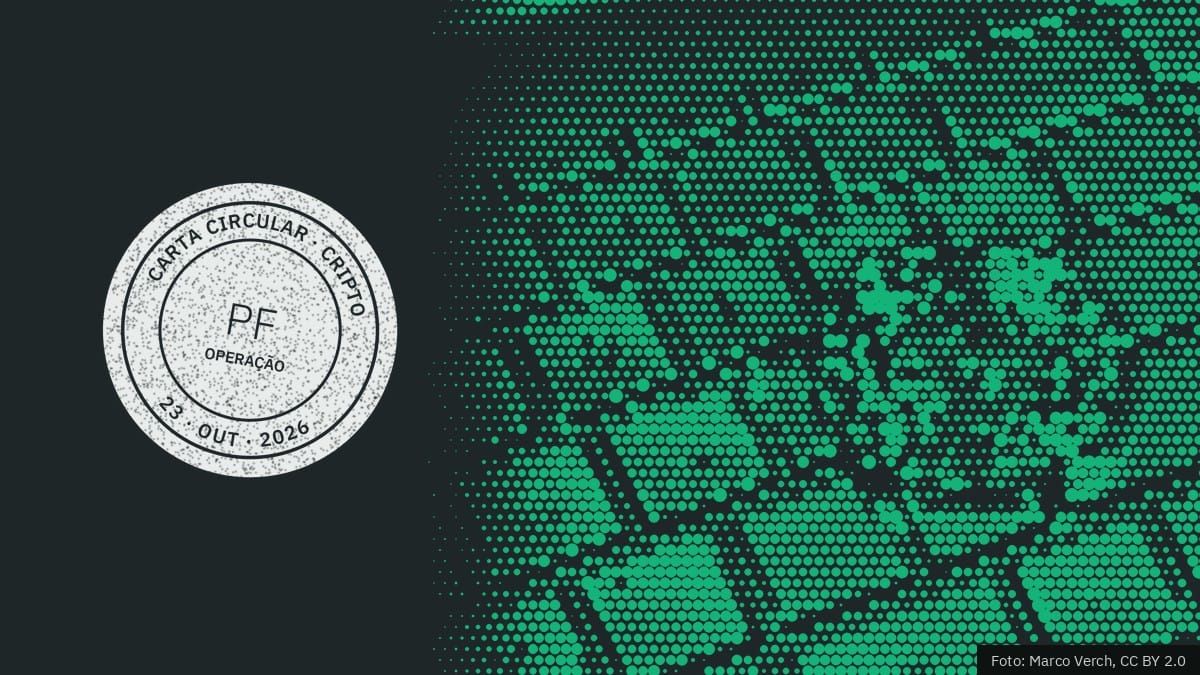 Retícula de uma moeda de bitcoin sobre um teclado, ao lado do carimbo do Carta Circular com a sigla PF