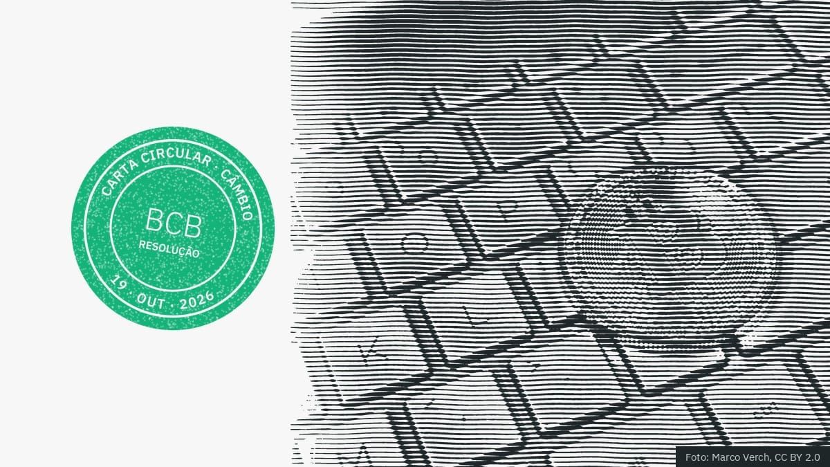 Gravura de uma moeda de bitcoin sobre um teclado de computador, com o carimbo do Carta Circular na editoria Câmbio, tipo resolução.