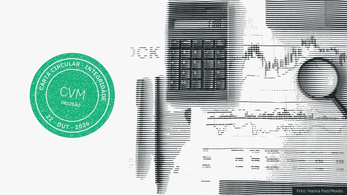 Gravura de calculadora, lupa e planilhas financeiras, ao lado do carimbo verde do Carta Circular com a sigla CVM e a palavra Decisão.