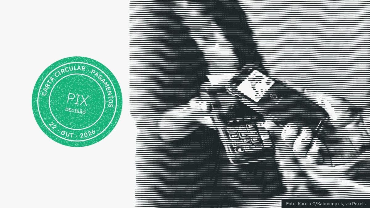 Gravura de mãos segurando um celular junto a uma maquininha de pagamento, ao lado do carimbo verde do Carta Circular com a sigla PIX e a palavra Decisão.